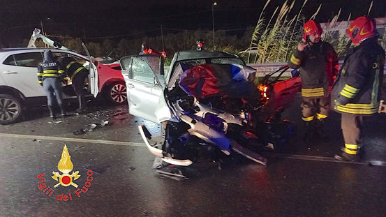 Catanzaro incidente fra due auto sulla Statale 106: feriti gravemente i due conducenti