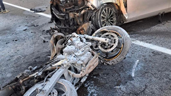 Incidente sulla Statale 106, la moto va a fuoco morto un uomo di 47 anni, due feriti