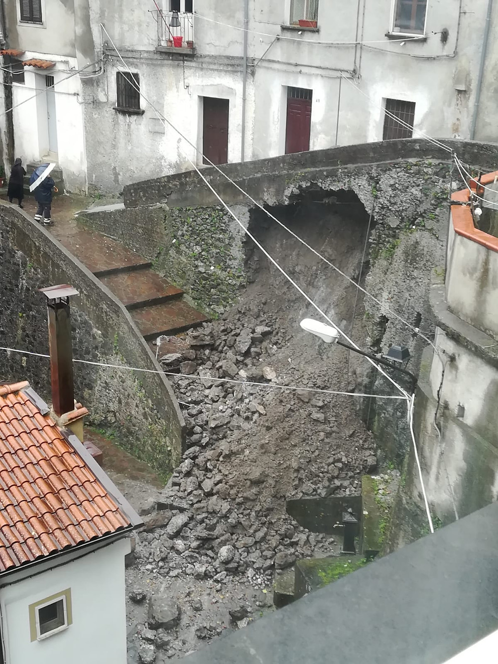 Orsomarso, muro crollato