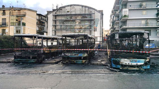 Diamante, tre autobus di linea della ditta Preite in fiamme a Diamante - 🖥 Video