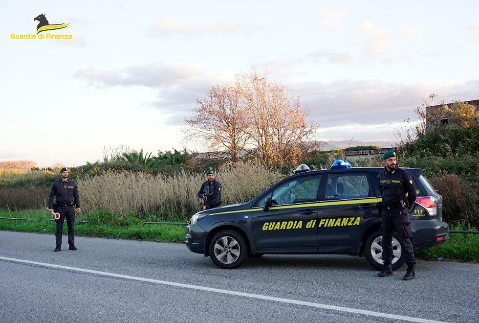 Lamezia terme, la guardia di finanza ha arrestato un presunto spacciatore aveva la marijuana nello zaino, altra droga è stata rinvenuta nell'abitazione