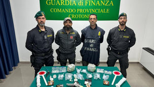 Arresto a Crotone: sequestrati oltre 3 kg di stupefacente e un'arma illegalmente detenuta