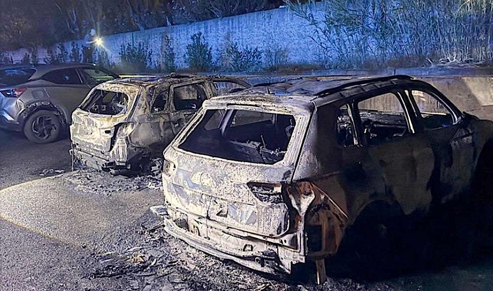 Auto distrutte dalle fiamme in un parcheggio a Praia a Mare