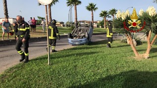 Catanzaro, auto si capovolge alla rotatoria in località Giovino