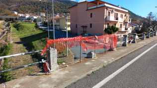 Bonifati, ponte "San Pietro" con barriere "alla buona". Gli abitanti: "è pericoloso"