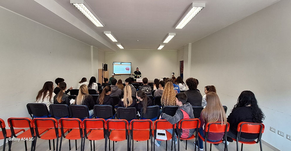 Studenti durante il Progetto Icaro 25 con visori di realtà virtuale