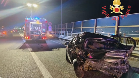 Vigili del Fuoco in azione sulla SS106 a Catanzaro dopo un incidente