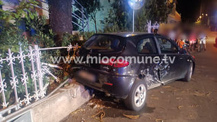 Incidente, auto nel giardino di un'abitazione a Tortora Marina, il conducente si è dileguato