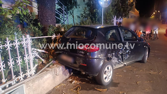Incidente, auto nel giardino di un'abitazione a Tortora Marina, il conducente si è dileguato