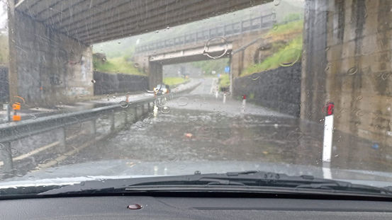 Bomba d'acqua nel catanzarese, strade come fiumi 🖥