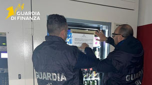Controlli Guardia di Finanza su distributori automatici di alcolici nel Tirreno Cosentino