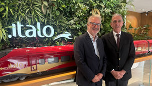 Sindaco di Scalea e Fabrizio Bona (Direttore Commerciale Italo) durante l'incontro a Roma per i trasporti