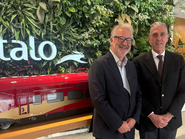 Sindaco di Scalea e Fabrizio Bona (Direttore Commerciale Italo) durante l'incontro a Roma per i trasporti