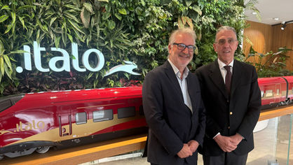 Sindaco di Scalea e Fabrizio Bona (Direttore Commerciale Italo) durante l'incontro a Roma per i trasporti