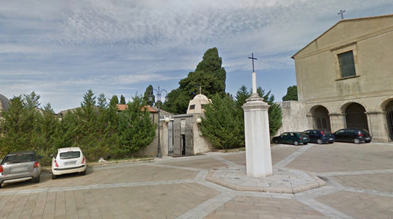 Tropea, tombe svuotate e cadaveri distrutti al cimitero: 3 arresti