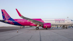 Aereo Wizz Air sulla pista dell’aeroporto di Lamezia Terme