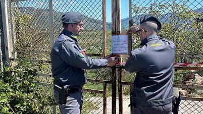 Sequestro di un complesso industriale con tetti in cemento-amianto deteriorato oggetto di sequestro da parte della Guardia di Finanza