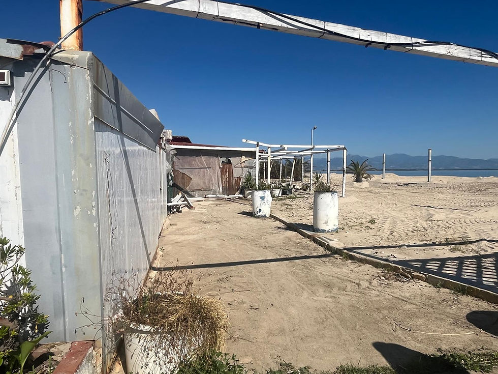 Spiaggia di Schiavonea interessata dagli interventi di demolizione dei manufatti abusivi dell’ex lido Lo Scarafaggio