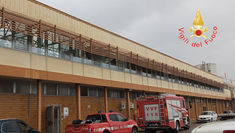 Vigili del Fuoco ispezionano il tetto divelto del capannone Caffè Guglielmo a Copanello di Stalettì dopo il maltempo