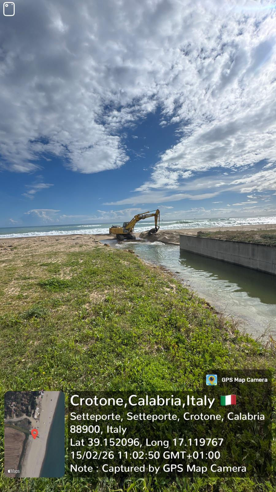 Mezzi Consorzio Bonifica Calabria in azione durante alluvione; Diga di Tarsia gestione flussi idrici