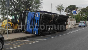 Scalea, un mezzo pesante si ribalta su un fianco. Era sul lungomare per la pulizia della spiaggia