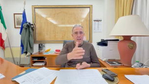 l sindaco di Scalea Mario Russo durante una conferenza in Comune, mentre illustra i dati dell'amministrazione