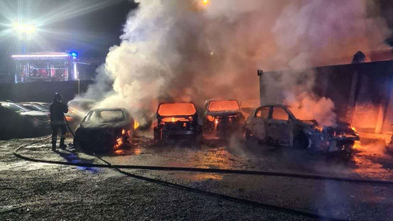 Incendio nella zona industriale di Vibo Valentia: distrutte dieci auto a noleggio
