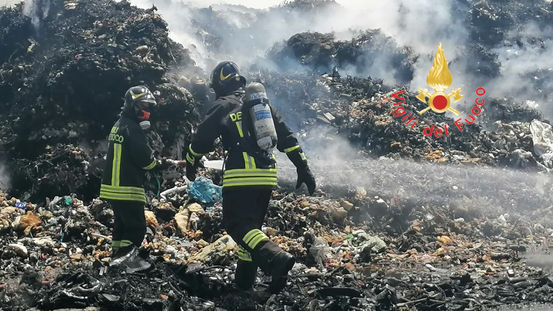 Incendio nella zona industriale a Lamezia Terme: vigili del fuoco al lavoro nella notte