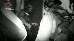 Grotteria, si barrica in casa dopo aver accoltellato una persona: intervento dei carabinieri - VIDEO