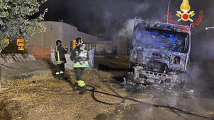 Vigili del Fuoco durante intervento incendio autocarri a Reggio Calabria