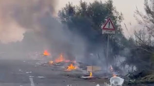 Rifiuti in fiamme nell'area Pantano di Scalea