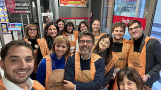 Volontari del Lions e Leo Club Catanzaro Host durante la Colletta Alimentare 2025