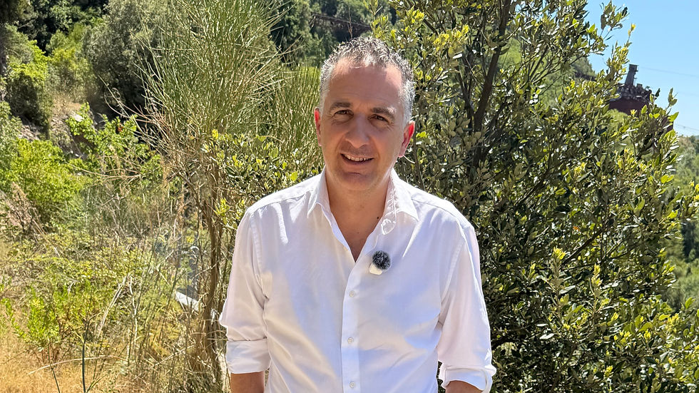 La Diga dell'Esaro è l'ennesima incompiuta ferma da decenni. Il sopralluogo del consigliere regionale Orlandino Greco: "La politica dia risposte, basta con questo scempio naturalistico". I dettagli e le richieste della Regione