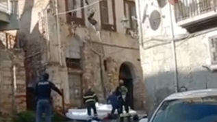 Cosenza, incendio: si salva lanciandosi sui materassi accatastati dalla polizia in strada - Video