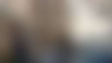 Cosenza, incendio: si salva lanciandosi sui materassi accatastati dalla polizia in strada - Video