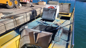 Battello pulisci mare della Regione Calabria al porto di Campora