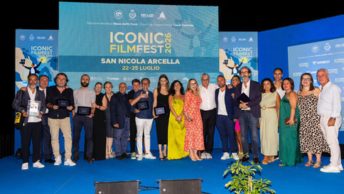 Cala il sipario sull'Iconic Film Fest a San Nicola Arcella. Serata di gala con Ornella Muti che confessa: "Faccio l'attrice per caso". Sul palco anche Giovanni Veronesi, pronto a trasferirsi in Calabria per 5 mesi all'anno.