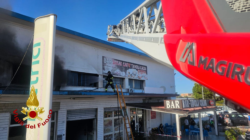 Vigili del Fuoco spengono incendio in un capannone di materiale elettrico a Crotone