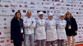 Studentesse IPSEOA Paola con il premio Mestolo d'Oro a Casa Sanremo 2026 e piatto Calabria Ripiena