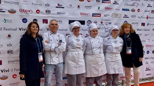 Studentesse IPSEOA Paola con il premio Mestolo d'Oro a Casa Sanremo 2026 e piatto Calabria Ripiena