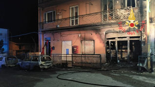 Ufficio postale in fiamme a Mandatoriccio: è inagibile. L'incendio nella notte ha coinvolto due auto