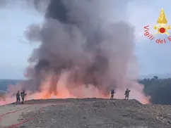 Pianopoli, incendio alla discarica dalle 18: vigili del fuoco al lavoro