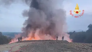 Pianopoli, incendio alla discarica dalle 18: vigili del fuoco al lavoro