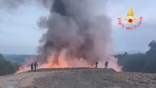 Pianopoli, incendio alla discarica dalle 18: vigili del fuoco al lavoro
