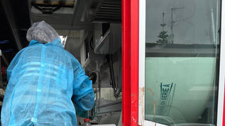 Personale NAS e consulenti tecnici durante i rilievi sul furgone sequestrato a Diamante