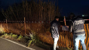 Canalone d'acqua e fitta vegetazione nei pressi di via Europa a Lamezia Terme, luogo del sequestro fognario