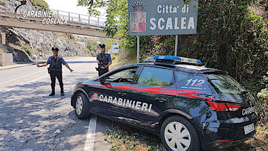 Carabinieri durante controlli sul territorio nell’ambito dell’inchiesta Baia Bianca a Scalea