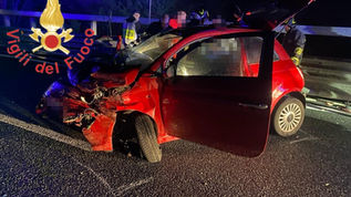 Incidente sull'A2: auto si schianta contro le barriere, quattro feriti