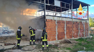 Catanzaro, inagibile una struttura incendiata in mattinata