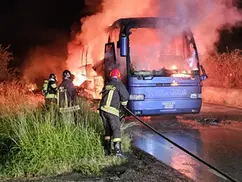 Soverato, incendio sull’autobus scuola guida: distrutto il mezzo sulla SS182